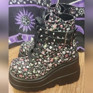 Floral print demonias size 6